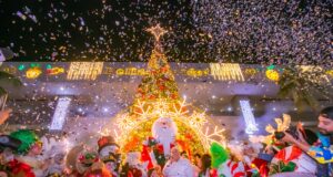 Viven familias sinaloenses espíritu navideño en Encendido del Árbol de DIF Estatal