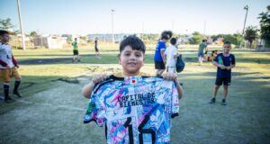 Gámez cumple y entrega uniformes e inicia rehabilitación de cancha de futbol en Barrancos