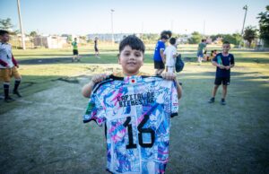 Gámez cumple y entrega uniformes e inicia rehabilitación de cancha de futbol en Barrancos