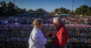 Con 3 mil bicicletas para niñas y niños, festeja Rocha Moya a familias de Pericos, Mocorito