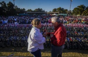 Con 3 mil bicicletas para niñas y niños, festeja Rocha Moya a familias de Pericos, Mocorito