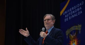 Especialistas e investigadores destacan que la Nueva Universidad brinde disertaciones con figuras de talla internacional como George Smoot