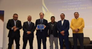 El Premio Nobel de Física, George Smoot, exhorta a los universitarios a ampliar sus conocimientos en Astronomía con diversas dinámicas