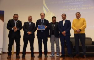 El Premio Nobel de Física, George Smoot, exhorta a los universitarios a ampliar sus conocimientos en Astronomía con diversas dinámicas