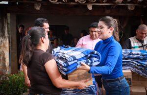 Entrega DIF apoyos a familias afectadas por la bajas temperaturas en Sanalona