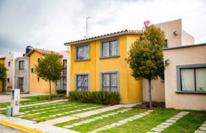 Existe un alto déficit de hogares debido a que han disminuido las viviendas de interés social, ya que son poco rentables para las constructoras