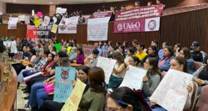El reclamo de estudiantes y trabajadores de la UAdeO