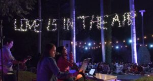 Disfruta el amor y la amistad en un pícnic bajo las estrellas en el Botánico