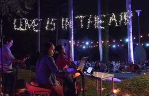 Disfruta el amor y la amistad en un pícnic bajo las estrellas en el Botánico