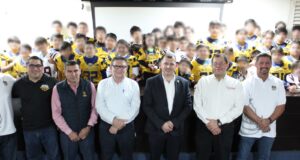 Niñas, niños y jóvenes reciben uniformes gracias a solicitudes de información