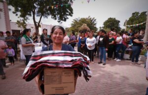 Apoyos invernales de DIF Bienestar, llegan a la comisaría Oso Viejo en Quilá