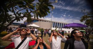 Alrededor de 8 mil culiacanenses observan eclipse solar en el Centro de Ciencias