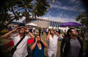 Alrededor de 8 mil culiacanenses observan eclipse solar en el Centro de Ciencias