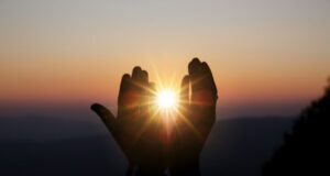 De la oscuridad a la luz