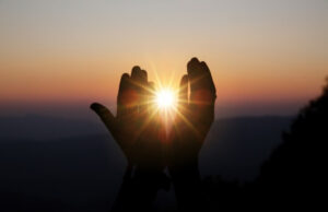 De la oscuridad a la luz