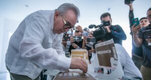 El Gobernador Rocha Moya acude a ejercer su derecho al voto