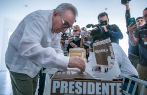 El Gobernador Rocha Moya acude a ejercer su derecho al voto