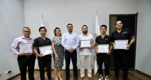 Entregan reconocimiento a cirujanos que realizaron cirugías a pacientes que vencieron el cáncer de mama