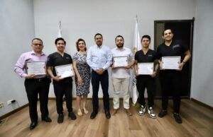 Entregan reconocimiento a cirujanos que realizaron cirugías a pacientes que vencieron el cáncer de mama