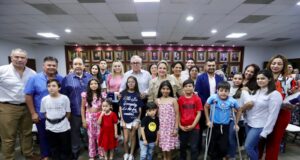 Entregan bombas de insulina para niñas y niños con diabetes