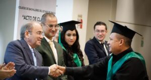 Culmina Julio Valenzuela su bachillerato en COBAES con el mejor promedio a sus 55 años