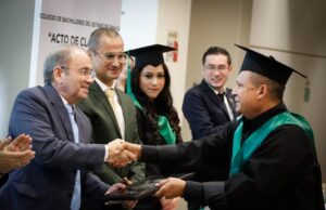 Culmina Julio Valenzuela su bachillerato en COBAES con el mejor promedio a sus 55 años