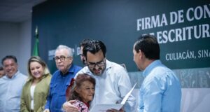 Entregan escrituras de propiedad a familias de Culiacán