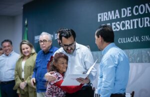 Entregan escrituras de propiedad a familias de Culiacán