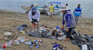 SUCEDE y voluntarios retiran media tonelada de basura de la isla Altamura en la Bahía Santa María