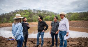 ¡Apoyo a ganaderos! Juan de Dios Gámez supervisa bordos abrevaderos en Imala