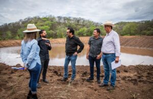 ¡Apoyo a ganaderos! Juan de Dios Gámez supervisa bordos abrevaderos en Imala