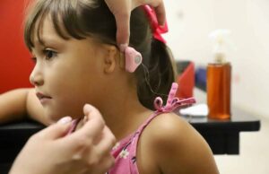 Entrega Secretaría de Salud vibradores óseos a personas con perdida auditiva