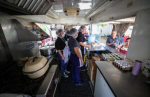 Brinda cocina móvil de DIF Sinaloa miles de alimentos a las afueras de hospitales