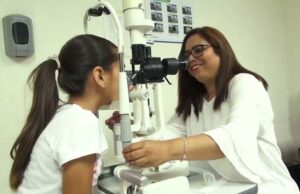 Necesario regular uso de dispositivos electrónicos en la niñez; podría estales causando daños en la visión