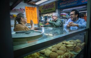 Reiteran Rubén Rocha y Juan de Dios Gámez apoyo a locatarios del Mercado Garmendia