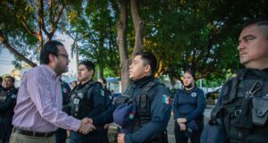 Vuelven policías y tránsitos a Culiacán; reciben sus armas de cargo de manos del Alcalde