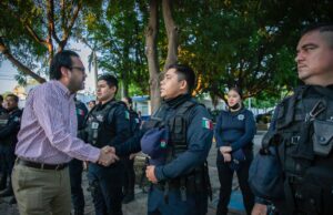 Vuelven policías y tránsitos a Culiacán; reciben sus armas de cargo de manos del Alcalde