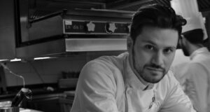 ¡De la UAS a París! David Antonio, egresado de Gastronomía, es hoy sous chef en restaurante de la Torre Eiffel