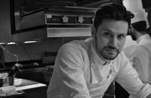 ¡De la UAS a París! David Antonio, egresado de Gastronomía, es hoy sous chef en restaurante de la Torre Eiffel