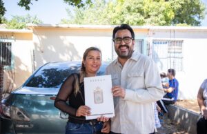 Juan de Dios Gámez sigue con entrega de títulos de propiedad casa por casa en Rincón del Parque