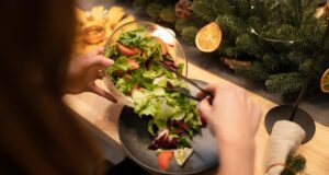 ¡Disfruta sin excesos! Estas fiestas, cuida las porciones y mantén tu equilibrio para evitar sorpresas en la báscula