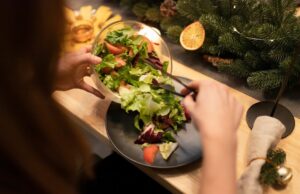 ¡Disfruta sin excesos! Estas fiestas, cuida las porciones y mantén tu equilibrio para evitar sorpresas en la báscula