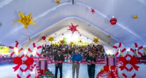 Simbolizando la luz, esperanza y unidad de los sinaloenses, Rocha Moya enciende el tradicional árbol de Navidad