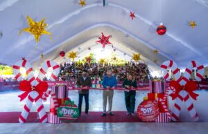 Simbolizando la luz, esperanza y unidad de los sinaloenses, Rocha Moya enciende el tradicional árbol de Navidad