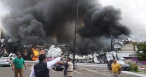 Un incidente al interior de dos establecimientos originó el incendio en Plaza Cinépolis Culiacán