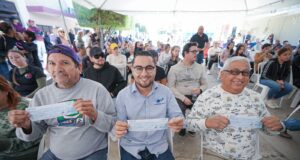 Entrega gobierno de Sinaloa apoyos y créditos a comerciantes de la Avenida Insurgentes en Mazatlán