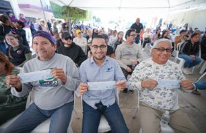 Entrega gobierno de Sinaloa apoyos y créditos a comerciantes de la Avenida Insurgentes en Mazatlán