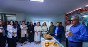 Recorre Rocha varias oficinas de Gobierno para recibir a los trabajadores que reanudaron labores