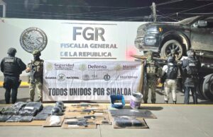Autoridades aseguran a 14 civiles, 17 vehículos, armamento, equipo táctico y explosivos; además liberan dos personas