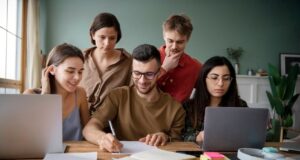 Estudiantes a estudiar